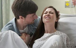 外国产妇家中难产视频,外国产妇家中突发难产,紧急救援瞬间-第2张图片-亚洲香蕉中文日韩 外国产妇家中难产视频,外国产妇家中突发难产,紧急救援瞬间-第2张图片-亚洲香蕉中文日韩